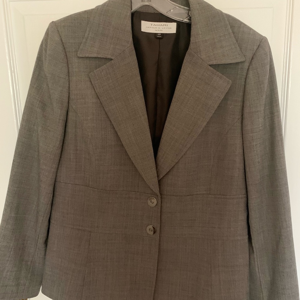 TAHARI Arthur S. Levine petite gray blazer.